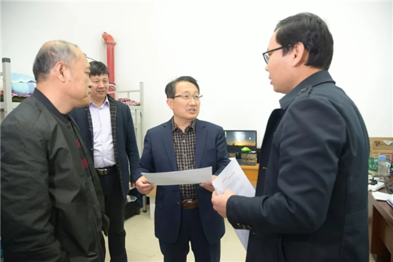 党委书记张晓辉向学生宿舍管理人员了解学生住宿情况