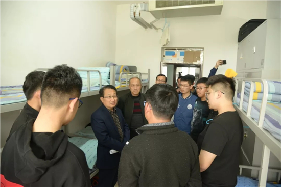 张晓辉书记与学生亲切交谈